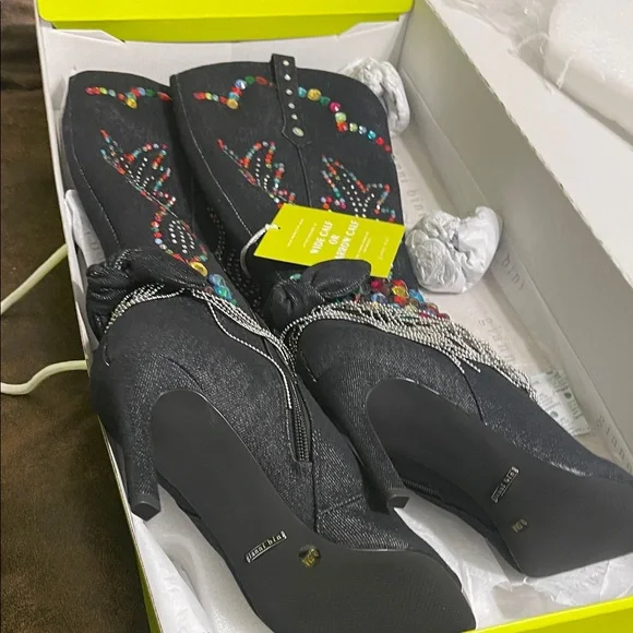 Gianni Bini Black Boots with Multicolor Embroidery - Picture 4 of 7